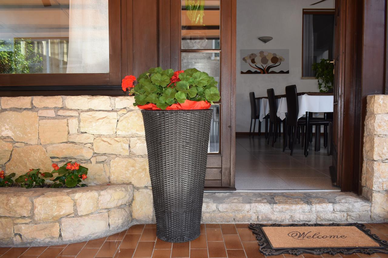 Albergo Al Pescatore Brenzone sul Garda Bagian luar foto